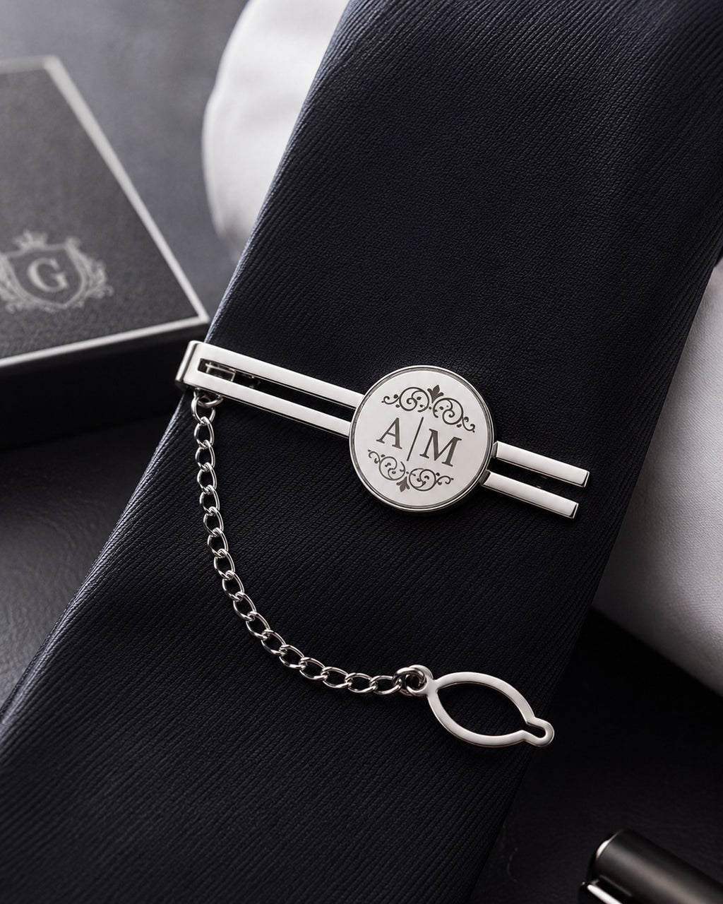 Ac de cravată personalizat – Eleganță în detalii