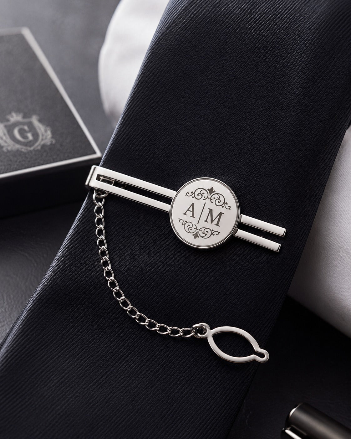 Ac de cravată personalizat – Eleganță în detalii